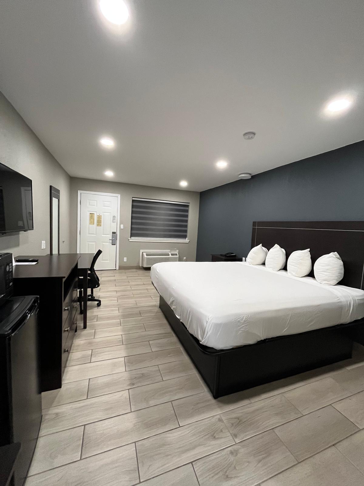 King Room – Non-Smoking - Falcon Executive Inn in Zapata